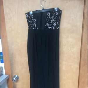 White House black market jump suit. Size 2.comes with straps. Wore once.